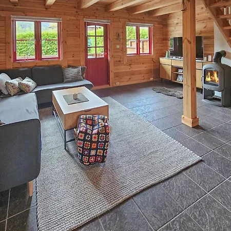 Feriehus In With House A Mountain View